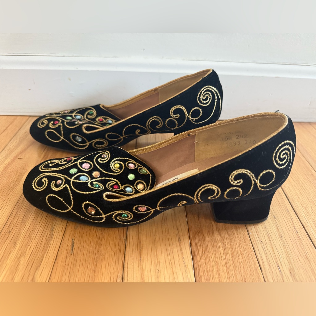 Rare Vtg Realits Jeweled Velvet Blocked Heels